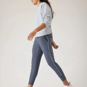 Athleta Venice High Rise Joggers with Side Contrast Piping Preppy Activewear M/T